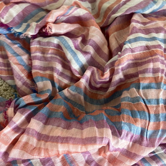 Beautiful light scarf - Picture 3 of 3